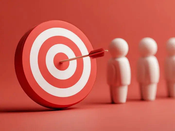 Target board with arrow hitting the center, symbolizing brand mentions and audience engagement in digital marketing
